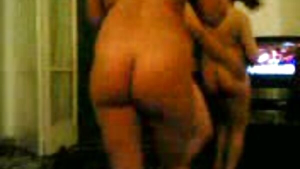 Horny Leah Livingston ជាមួយ boopies ដ៏ស្រស់ស្អាត ជញ្ជក់មាន់។